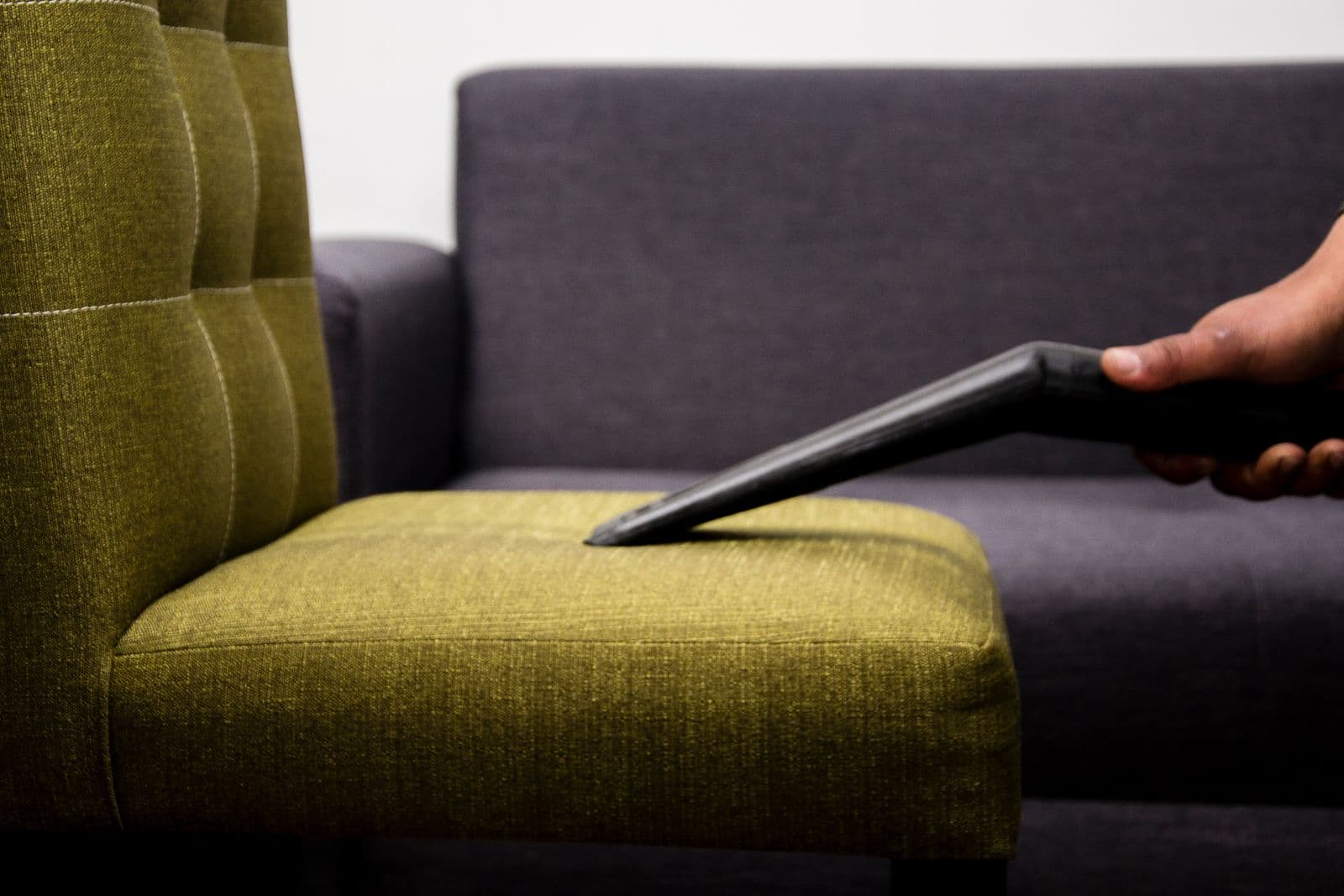 Nettoyage d'un canapé en tissu à l'embout aspirateur
