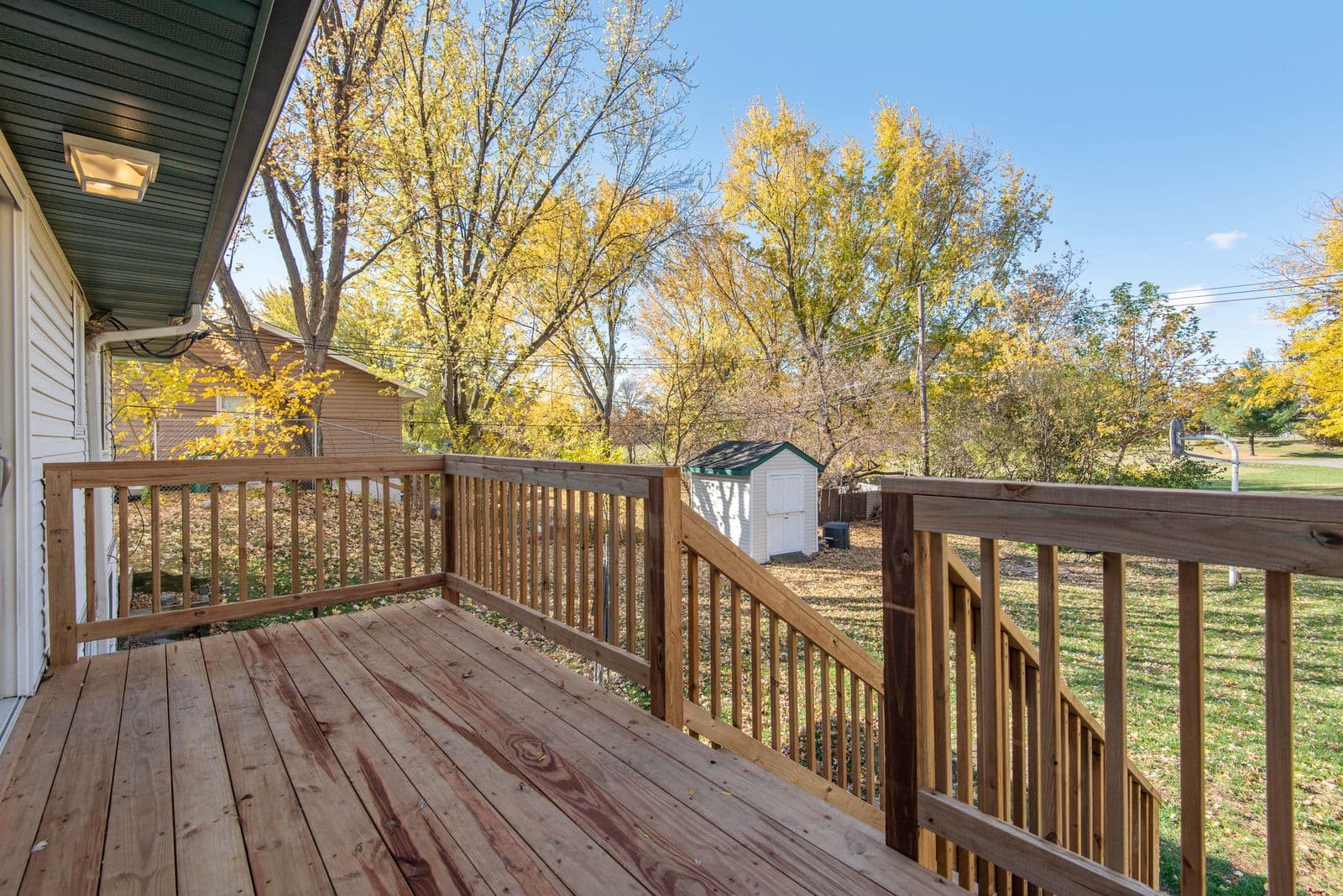 Terrasse en bois propre donnant sur un jardin